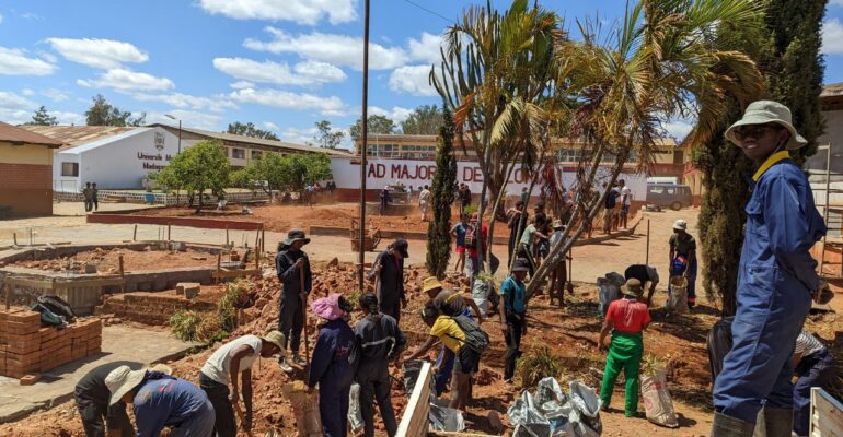 photo_5879838979191326507_y